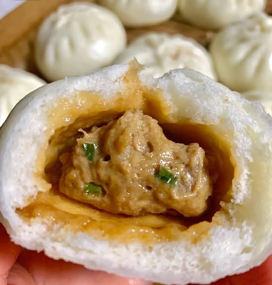 2. House Special Steamed Buns / 手工大包